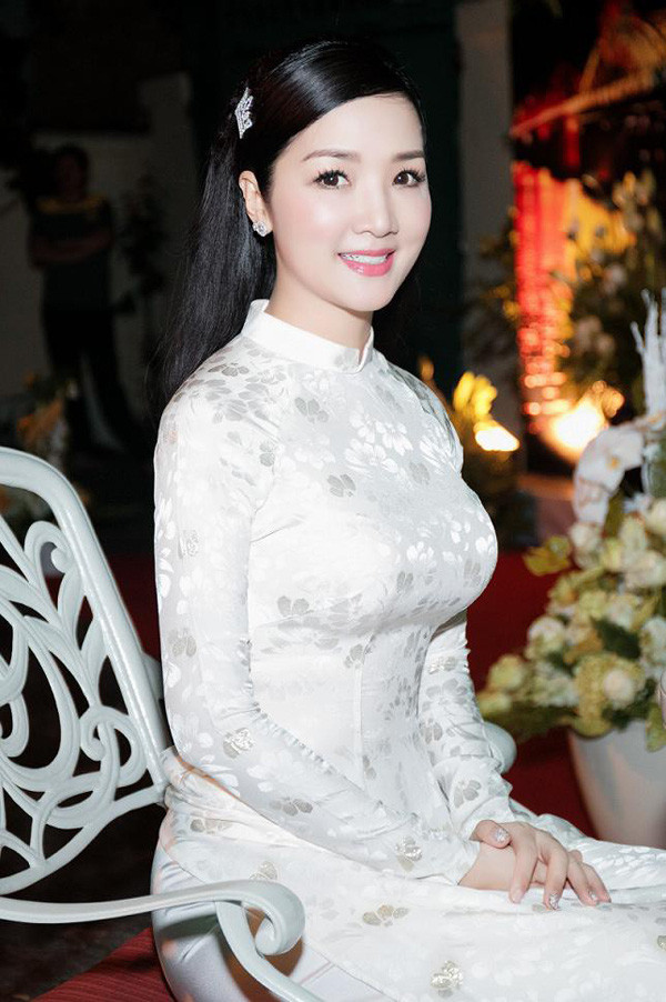Ngoài ra, Giáng My cũng không ít lần khiến người hâm mộ trầm trồ khi xuất hiện trong những chiếc xế hộp khủng. Trước đây, cô dùng chiếc E-class phục vụ cho việc di chuyển. Đến năm 2009, cô tìm cho mình người bạn đồng hành mới là chiếc Mercedes S-Class 2010. Để sở hữu chiếc xế hộp này, người đẹp phải chờ hơn 6 tháng và chi hơn 4 tỉ đồng