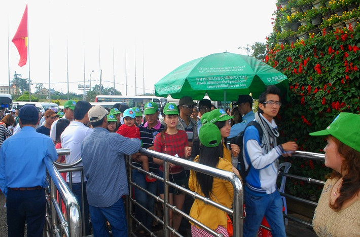 Suốt 3 ngày qua, du khách khắp nơi ùn ùn về Đà Lạt thăm quan, nghỉ dưỡng và tránh nóng, khiến nhiều dịch vụ, nhất là Vườn hoa thành phố, lâm vào tình trạng quá tải. Ảnh: du khách xếp hàng mua vé vào Vườn hoa Đà Lạt.