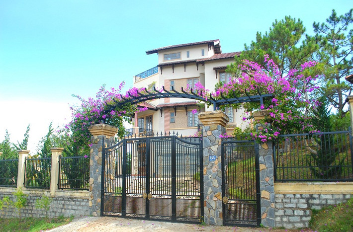 Không ít căn biệt thự rộng đến cả trăm mét vuông. Luôn có một vài người thường trực lo lau dọn, chăm sóc khuôn viên, hoa cây cảnh...