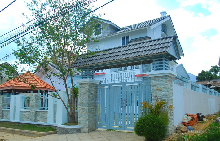 Khác với làm nông nghiệp tại các địa phương trong cả nước, nông dân Đà Lạt trồng rau, hoa công nghệ cao trong nhà kính nên thu nhập hằng năm tương đối lớn.