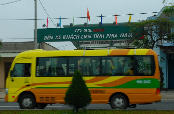 Hằng ngày, hàng trăm xe khách vẫn "lạnh lùng" đi qua bến xe này nhưng không có xe nào ghé lại.
