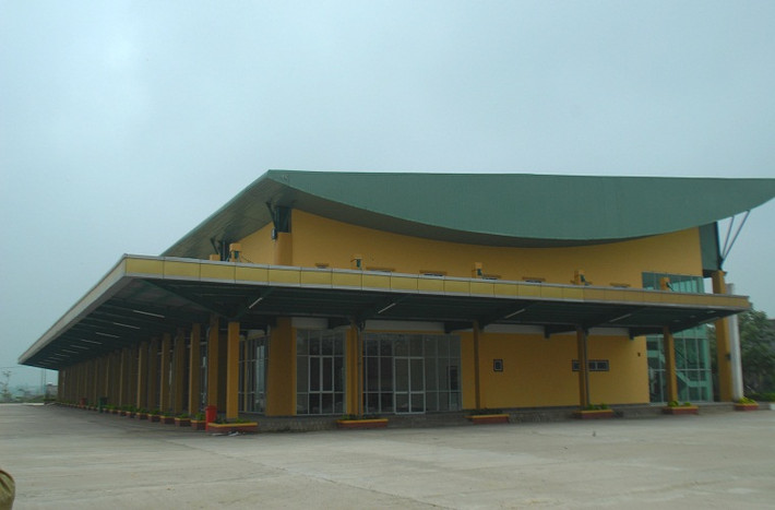 Theo lãnh đạo của bến xe, nguyên nhân dẫn đến tình trạng này là do UBND TP Đà Nẵng "bội ước", không phân luồn xe khách phía bắc và phía nam khiến tất cả các xe khách hiện nay tới Đà Nẵng đều đỗ ở bến xe Trung tâm Đà Nẵng.