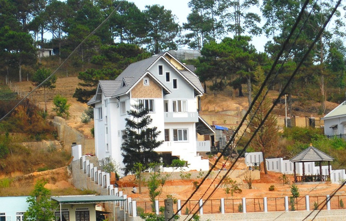Thêm một căn biệt thự sừng sững nữa vừa mọc lên.
