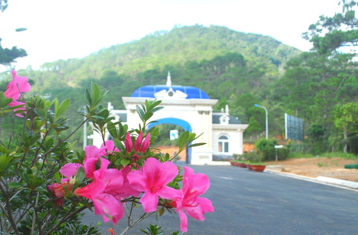Cổng vào khu resort này được xây dựng bề thế với lối kiến trúc hiện đại.