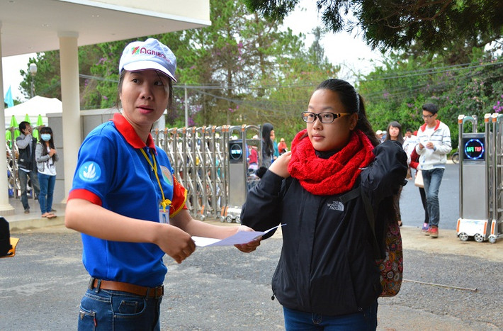Thậm chí không ít thí mặc áo ấm chưa đủ còn phải quàng thêm khăn bông.