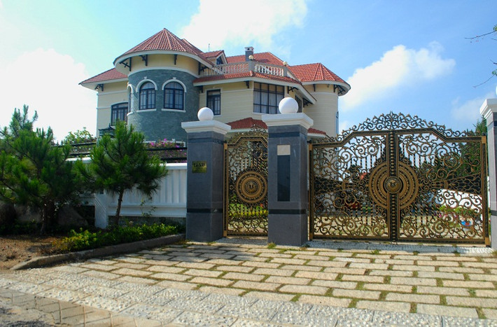 Những tòa biệt thự đồ sộ thế này chủ nhân của nó chắc chắn phải là những đại gia tầm cỡ của phố núi, họ không ngại vung tiền để làm đẹp.