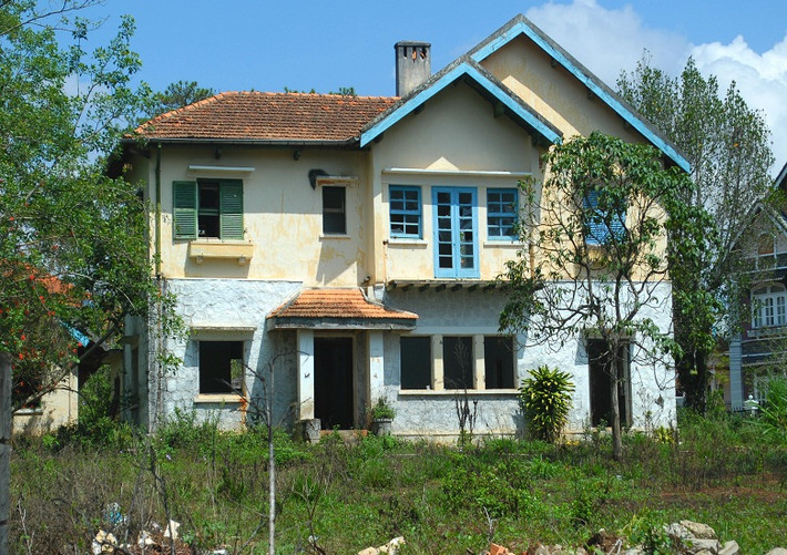 Còn đây là loạt biệt thự cổ trên đường Nguyễn Du (Đà Lạt), trước kia chúng vốn là nhà khách của Tỉnh ủy Lâm Đồng, sau đó giao cho Tập đoàn Hoàng Anh Gia Lai thuê...