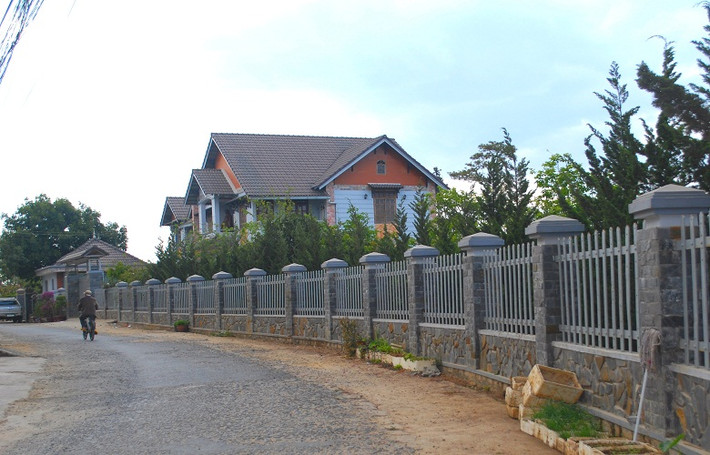 Các biệt thự đều có kiến trúc hiện đại, sang trọng, trị giá hàng tỷ đồng.