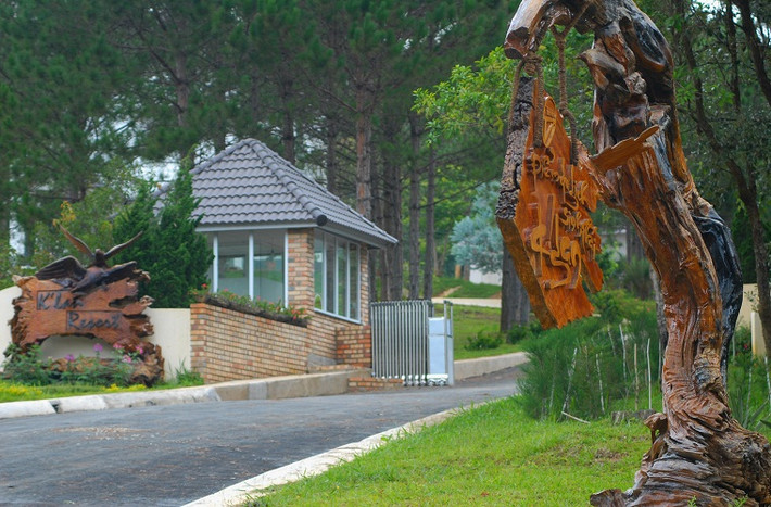 Đây là cổng vào K'Lanh, một điểm du lịch nghỉ dưỡng cao cấp tại hồ Tuyền Lâm.