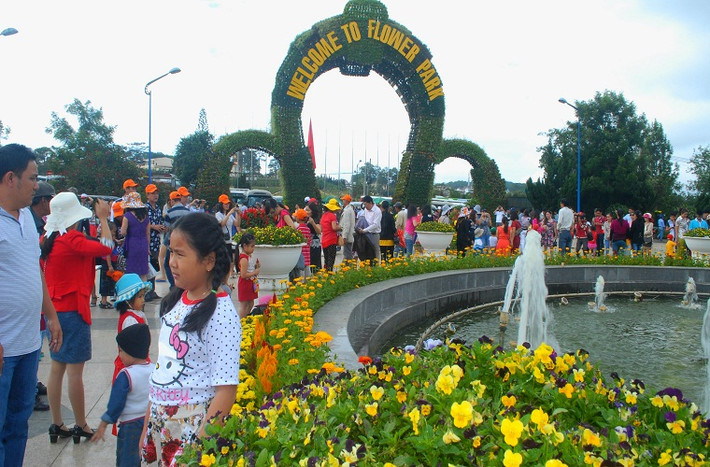 Vườn hoa chật kín người.