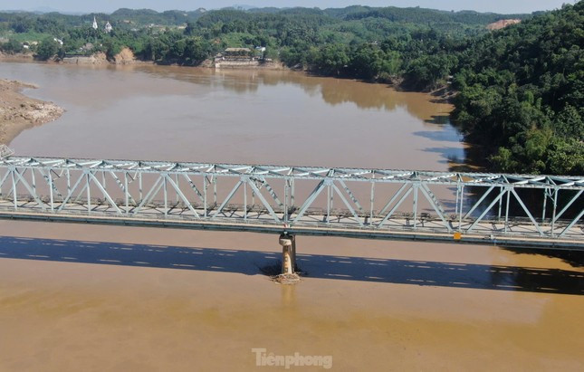 Theo lãnh đạo Sở Giao thông và Vận tải tỉnh Yên Bái, kể từ 18h, ngày 31/12/2024, cho phép người đi bộ, xe đạp, xe gắn máy, xe mô tô và xe con loại từ 7 chỗ trở xuống được lưu thông qua cầu Yên Bái.