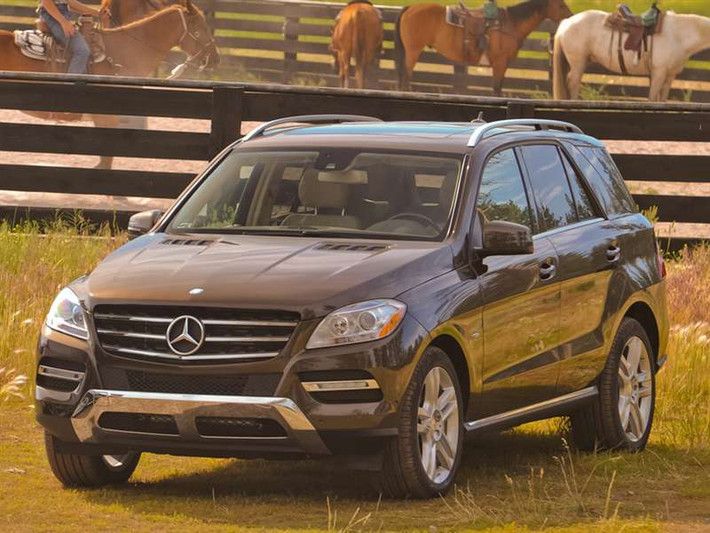 Mercedes-Benz ML350 được trang bị động cơ V6 dung tích 3.5L thế hệ mới với công suất cực đại 302 mã lực. Sức mạnh này giúp xe tăng tốc từ 0-100km/h trong 7,6 giây và đạt tốc độ tối đa 235 km/h. Xe sử dụng hộp số tự động 7 cấp và hệ thống lái Direct Steer có tỉ số truyền thay đổi phù hợp với tốc độ của xe.