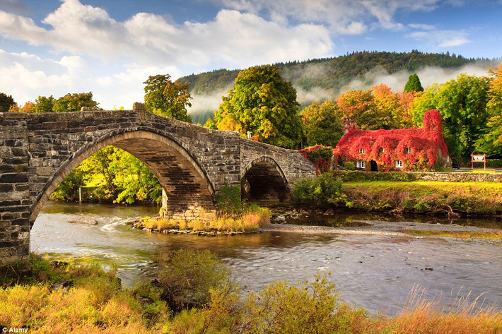 Khi thời tiết vào thu, khu vực Ty Hwnt i'r Bont Tearoom ở Llanrwst, Xứ Wales, được nhuộm đỏ và vàng từ lá cây.