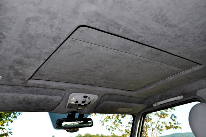 Trần xe được bọc vải alcantara trông rất mềm mại.