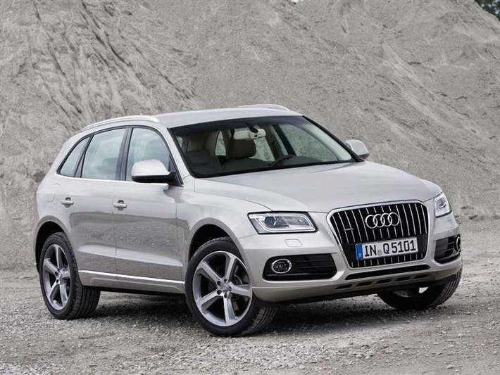 Audi Q5 2.0T Premium 2014 được trang bị động cơ thế hệ mới I4 dung tích 2.0L cho công suất 220 mã lực. Xe có đầy đủ các tiện ích từ túi khí cho người lái và người ngồi ghế trước tới hệ thống cảnh báo lùi.