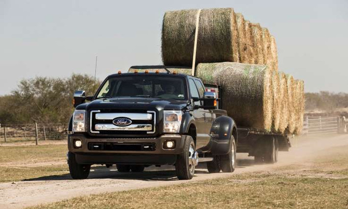 Với động cơ turbo diesel V8 dung tích 6,7 lít công suất 440 mã lực, Ford F-Series Super Duty 2015 là mẫu xe bán tải mạnh mẽ nhất và có tải trọng lớn nhất trên thị trường Mỹ. Ngoài ra, mẫu xe mày cũng được trang bị động cơ xăng V8 dung tích 6,2 lít với công suất 385 mã lực. Cả hai loại động cơ đều được kết hợp với hộp số tự động 6 cấp.