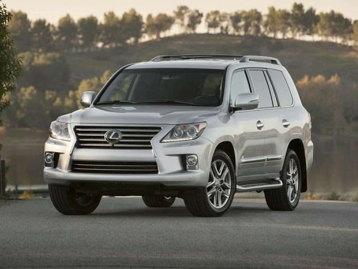 Lexus LX570 2014 sử dụng động cơ V8 dung tích 5.7L cho công suất 383 mã lực cùng hộp số tự động 6 cấp độ. Giá bán của mẫu xe này tại thị trường Việt Nam khoảng 5,3 tỷ đồng.