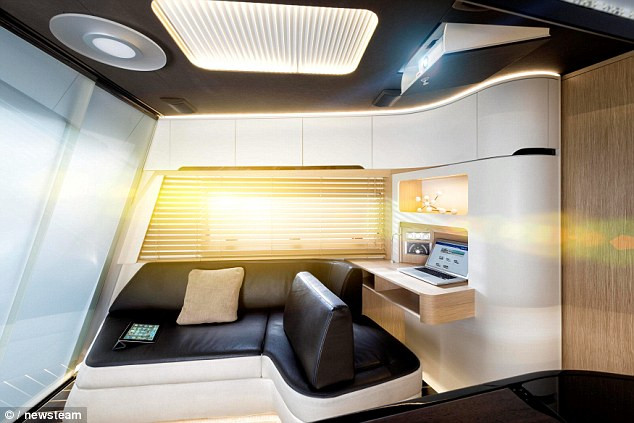Kính mờ trên xe caravan có thể chuyển thành màn hình chiếu phim cùng với một máy chiếu.