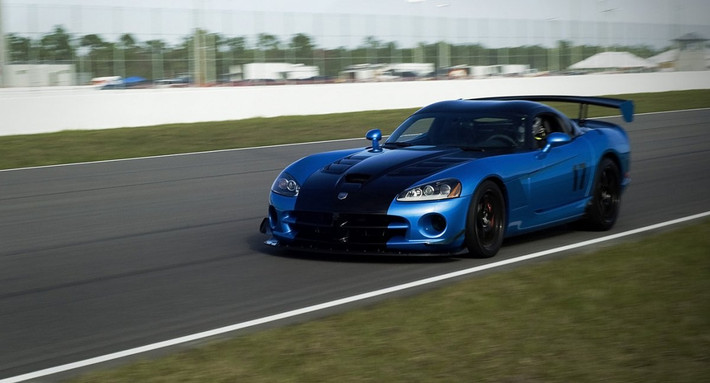 Siêu xe Dodge Viper SRT-10 được trang bị động cơ V10 với công suất 500 mã lực. Mặc dù xuất hiện với thời gian ngắn trong bộ phim kinh điển này nhưng nó cũng đủ gây ấn tượng với khán giả.