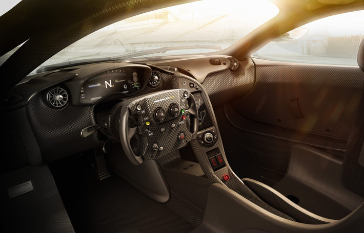 Để giảm trọng lượng, nội thất của McLaren P1 sử dụng tối đa vật liệu sợi carbon.