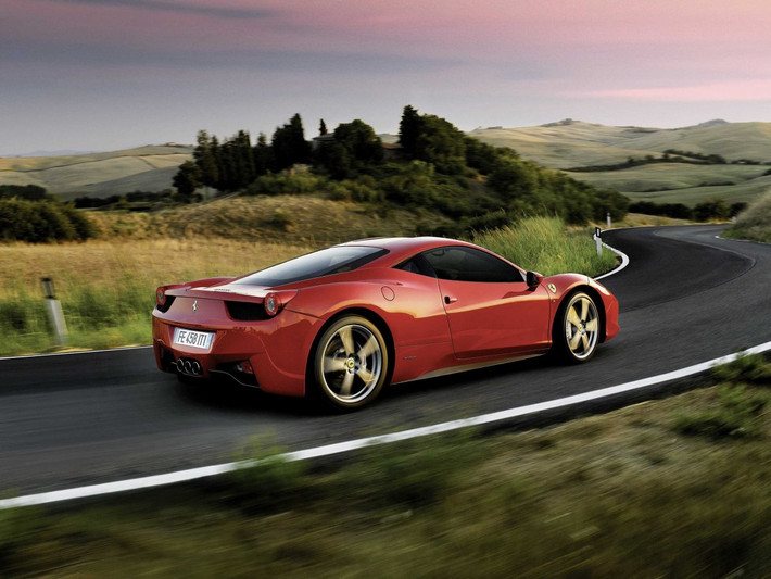 Ferrari 458 Berlinetta là một trong nhưng mẫu xe đẹp nhất của hãng xe Ferrari. Chiếc xe 570 mã lực xuất hiện trong phim "Fast and Furious 7" với tốc độ khủng khiếp 320 km/h.