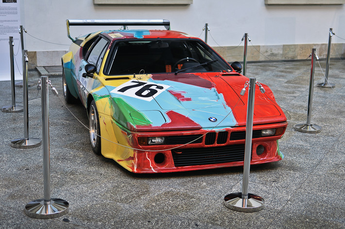 Chiếc BMW M1 nổi bật với màu sắc sặc sỡ sau khi qua tay họa sĩ Andy Warhol.