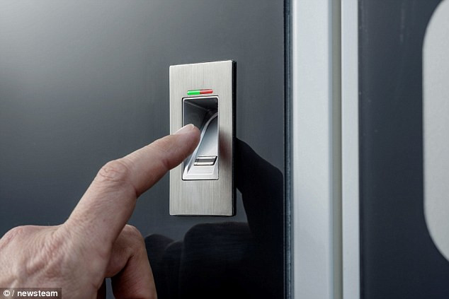 Ứng dụng trên thiết bị cầm tay có thể điều khiển ánh sáng, nhiệt độ, vòi tắm trên xe.