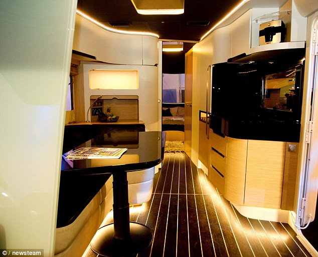 Nội thất trong chiếc caravan được thiết kế giống như một du thuyền sang trọng.