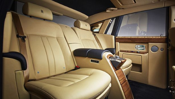 Rolls-Royce Phantom mới chỉ xuất hiện trên thị trường cách đây 10 năm nhưng dòng xe này hiện đã trở thành biểu tượng của sự giàu có và đặc quyền.