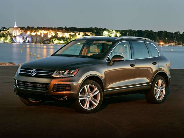 Volkswagen Touareg là dòng SUV không phổ biến tại thị trường Việt Nam. Xe được trang bị động cơ V6 dung tích 3.6L với công suất 280 mã lực cùng hộp số tự động 8 cấp độ. Nó cũng có đầy đủ những tiện ích cơ bản của một mẫu xe SUV.