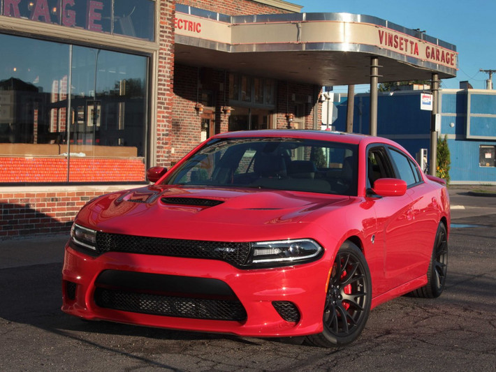Dodge Charger R/T Hemi trông đơn giản và khiêm tốn hơn so với các siêu xe khác trong bộ phim nhưng nó không hề thua kém về sức mạnh. Dodge Charger R/T được trang bị động cơ V8 với công suất 707 mã lực.