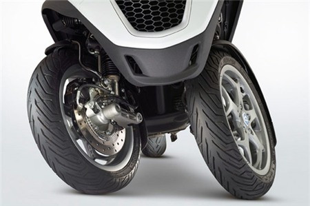 Chưa hết, Piaggio MP3 300 2015 còn đi kèm hệ thống phanh đĩa trên cả 2 bánh. Đĩa phanh trước có đường kính 258 mm để tăng lực hãm, bên cạnh đó là bộ vành có đường kính 13 inch. Hai bánh trước tự cân bằng khi vào cua.