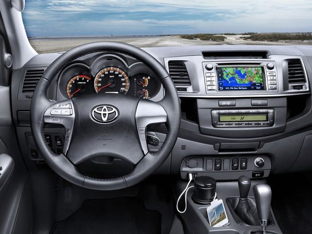 Về nội thất, Toyota Hilux trải qua 3 lần nâng cấp nhằm tăng thêm tính tiện nghi bằng các công nghệ hiện đại như: màn hình hiển thị, điều hòa, dàn âm thanh, ghế điện tử bọc da...