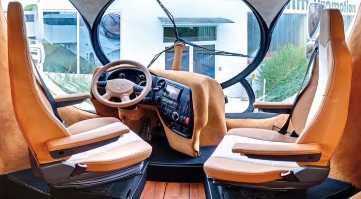 Buồng lái được thiết kế đầy cá tính dành cho tài xế. Tốc độ tối đa của xe khoảng 150 km/h.