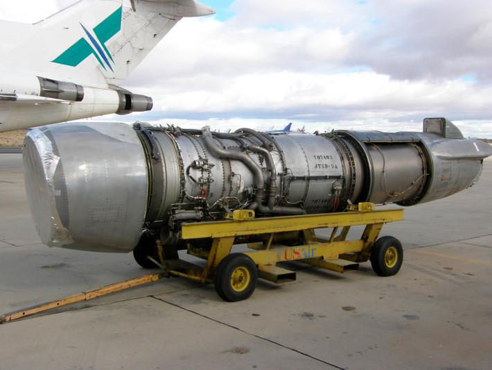 MD83 trang bị 2 động cơ phản lực Pratt & Whitney JT8D-200 series có lực đẩy 18,500-21,000 lbf (82-93 kN) ở 2 bên cánh.