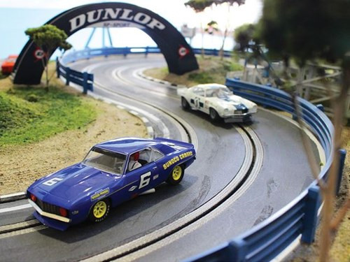 Chiếc Chevrolet Camaro Z28 phiên bản mini tham gia tranh tài cùng các mẫu xe nổi tiếng khác như Ford Mustang, Dodge Challenger... trên trường đua mini.