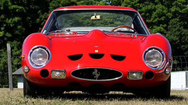 Ferrari 250 GTO là mẫu xe đua hoàn hảo những năm 60. Chỉ có 39 chiếc loại này được sản xuất và nó được coi là vua các trường đua thời bấy giờ.