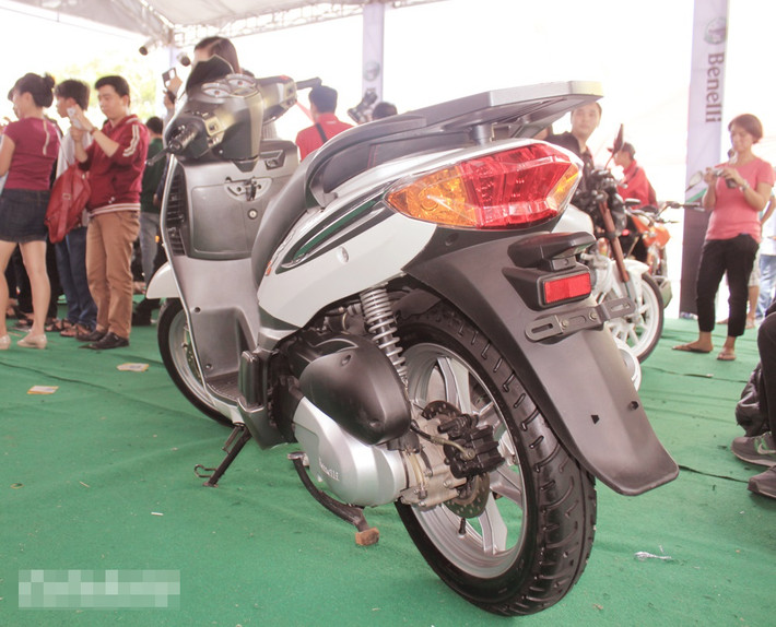 Xe có kích thước dài 2.070mm, rộng 715mm, cao 1.260mm, chiều cao yên 800mm, trọng lượng khô 125 kg, bình xăng có dung tích 6 lít. Thiết kế này có phần dài và to hơn Honda SH.