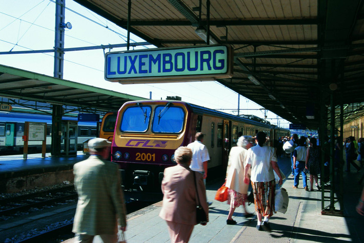 Phương tiện giao thông như tàu điện ngầm, taxi khá phổ biến tại Luxembourg. Giá chi phí đi lại của người dân Luxembourg cao hơn Việt Nam 38% và hơn Mỹ 31%.