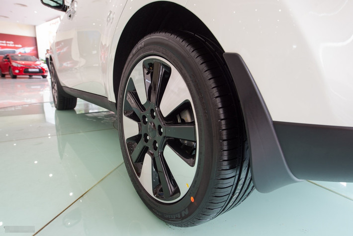 Xe trang bị 3 chế độ trợ lực điện Flex Steer, 2 túi khí trước và hệ thống ổn định thân xe VSM, cân bằng điện tử ESP, hỗ trợ khởi hành ngang dốc HAC, Cruise Control.