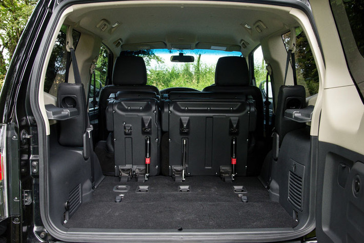 Xe thiết kế dạng SUV 4 chỗ, ghế sau có thể gập lên tạo thành khoang hành lý rộng rãi.