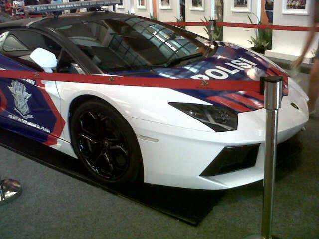 Mới nhất, để chứng minh khả năng tài chính của mình, chính phủ Indonesia đã cung cấp 2 phiên bản Lamborghini cho cảnh sát. Trong ảnh là chiếc Lamborghini Aventador khoác lên mình màu áo cảnh sát Indonesia.