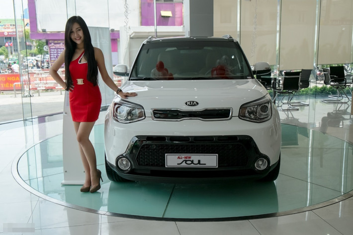Kia Soul 2014 thế hệ thứ 2 có nhiều cải tiến về mặt ngoại hình, nội thất cũng như tính năng vận hành. Xe có kiểu dáng vuông vức, khung 2 bên hình boomerang, đèn hậu cao, hốc hút gió hình thang lớn ở cản trước.