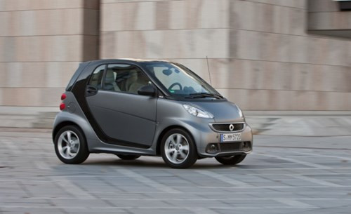 Smart Fortwo Pure của hãng Mitsubishi là mẫu xe cỡ nhỏ dành cho 2 người. Xe chỉ được trang bị động cơ 1 lít sinh ra công suất 70 mã lực, tuy nhiên lại rất phù hợp để lưu thông trong đô thị đông đúc. Giá xe này khoảng 14.000 USD.