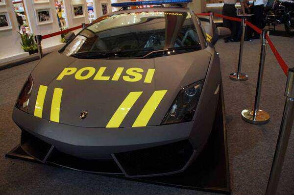 Lamborghini Gallardo sơn dòng chữ cảnh sát bằng tiếng Indonesia lên thân xe.