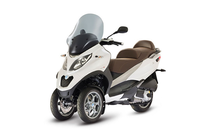 Piaggio tái thiết kế bộ yên của MP3 300 2015 nhằm tạo cảm giác thoải mái hơn cho người ngồi. Xe được chia phần ghế trước và sau tách biệt.