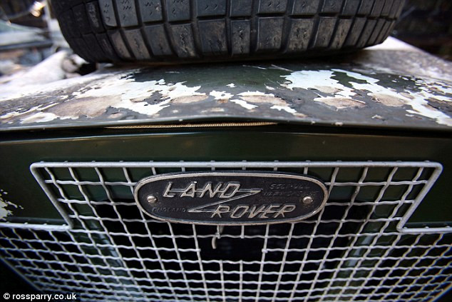 Biểu tượng Land Rover của các mẫu xe cổ gắn trên lưới tản nhiệt rách nát. Nguyên nhân sự cố vẫn đang được cơ quan chức năng làm rõ.