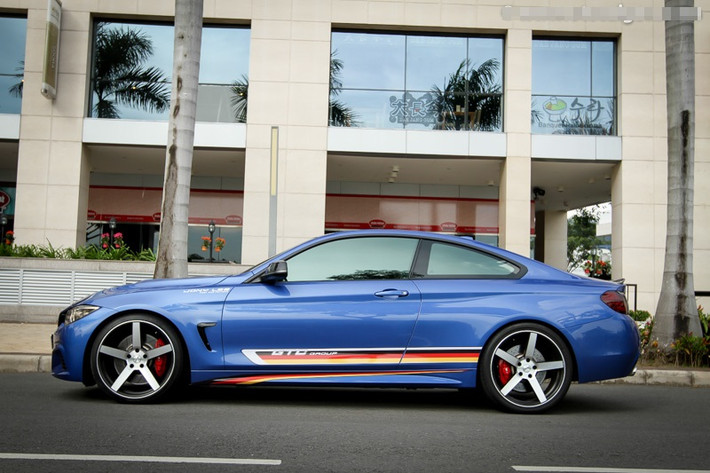 Anh thay bộ vỏ nguyên bản ban đầu bằng bộ body kit M-Sport mạnh mẽ với mức giá lên tới 57 triệu đồng. Lớp sơn trắng bên ngoài được thay thế bằng lớp sơn xanh dịu mắt cùng những đường kẻ sọc cá tính.