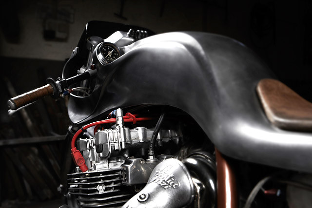 Động cơ của Kawasaki KZ1000 được giữ nguyên, tuy nhiên nhóm độ xe đã thay thế piston, tay quay, cam, ly hợp. Dung tích xe được nâng lên 1327 cc, công suất 230 mã lực.