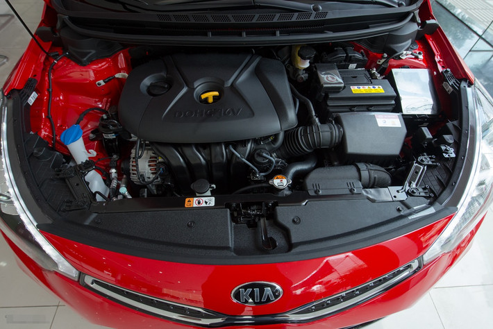 Động cơ của Cerato Koup cũng là loại Nu 2.0 lít 4 xi-lanh thẳng hàng nhưng được điều chỉnh công suất và mô-men lớn hơn so với Soul. Cụ thể, công suất tối đa đạt 159 mã lực tại 6500 vòng/phút và mô-men xoắn cực đại đạt 194 Nm tại 4800 vòng/phút. Hộp số theo xe là loại tự động 6 cấp. Cerato Koup có tốc độ tối đa rất ấn tượng lên đến 210 km/h.